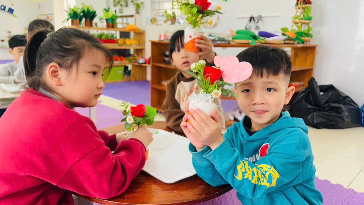 HOẠT ĐỘNG TRẢI NGHIỆM: BÉ CẮM HOA TẶNG BÀ, MẸ