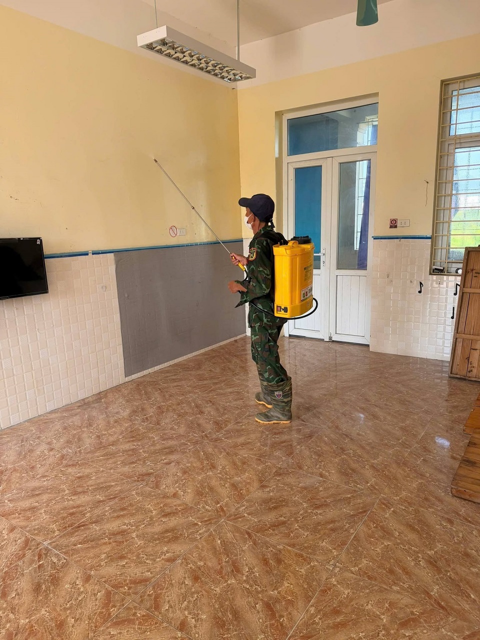 Trường Mầm non Hương Sơn B chủ động phun thuốc diệt muỗi